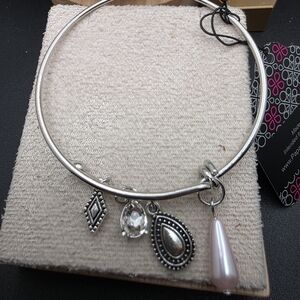 Elegant Silver Charm Bracelet with Pearl Accent (1800)